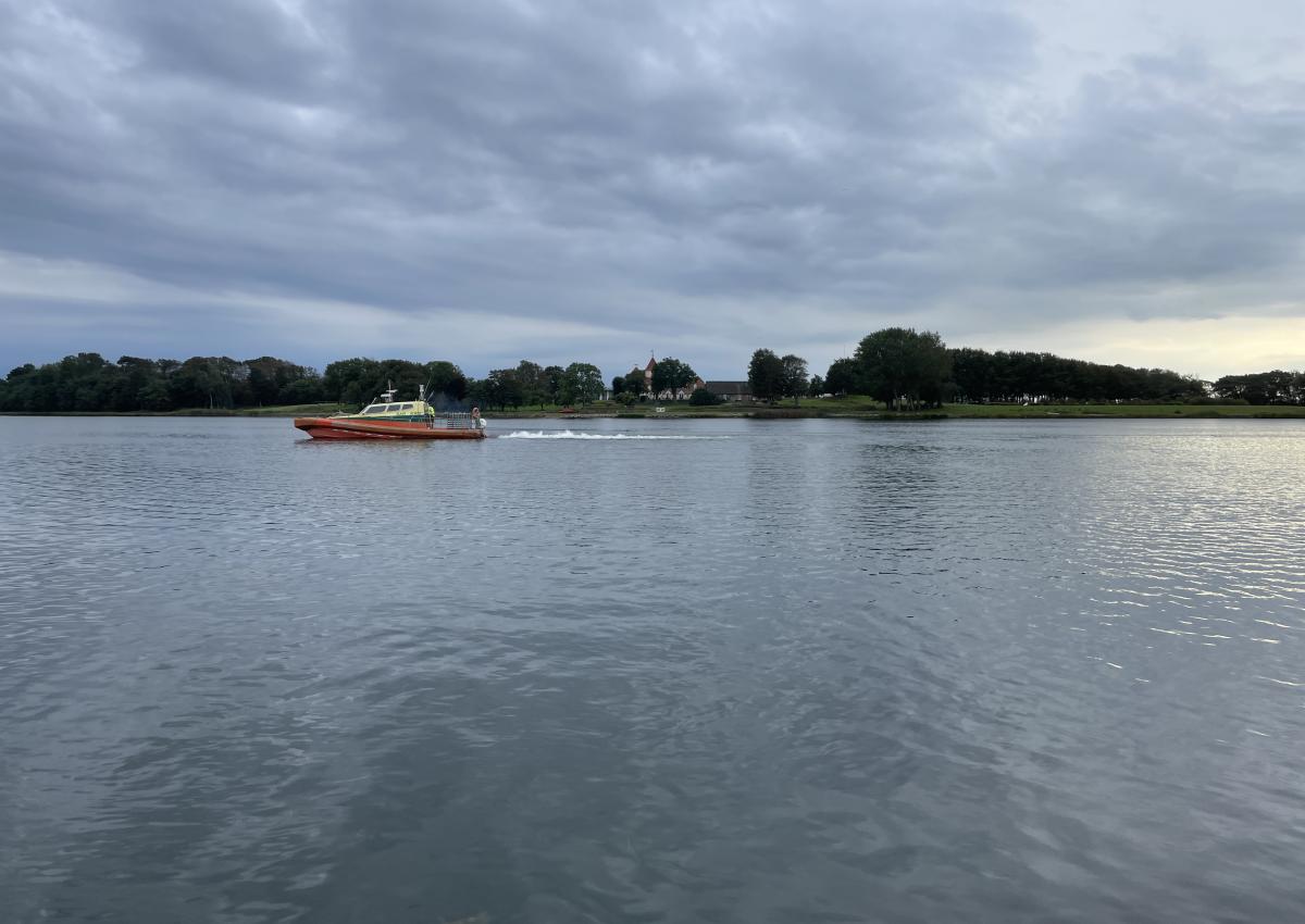 Ærø SAR forsøger slæb af Nimbus 4000, der ligger næsten oppe på stranden.
