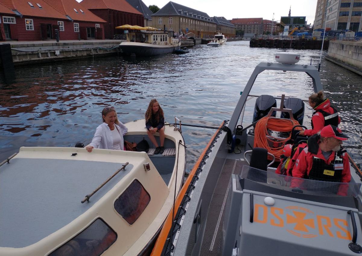 båd på slæb