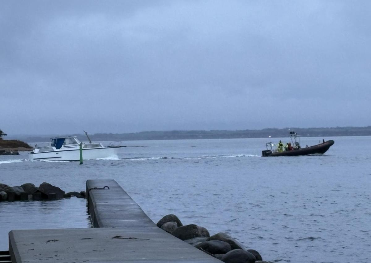 Motorbåd slæbt til Struer Havn
