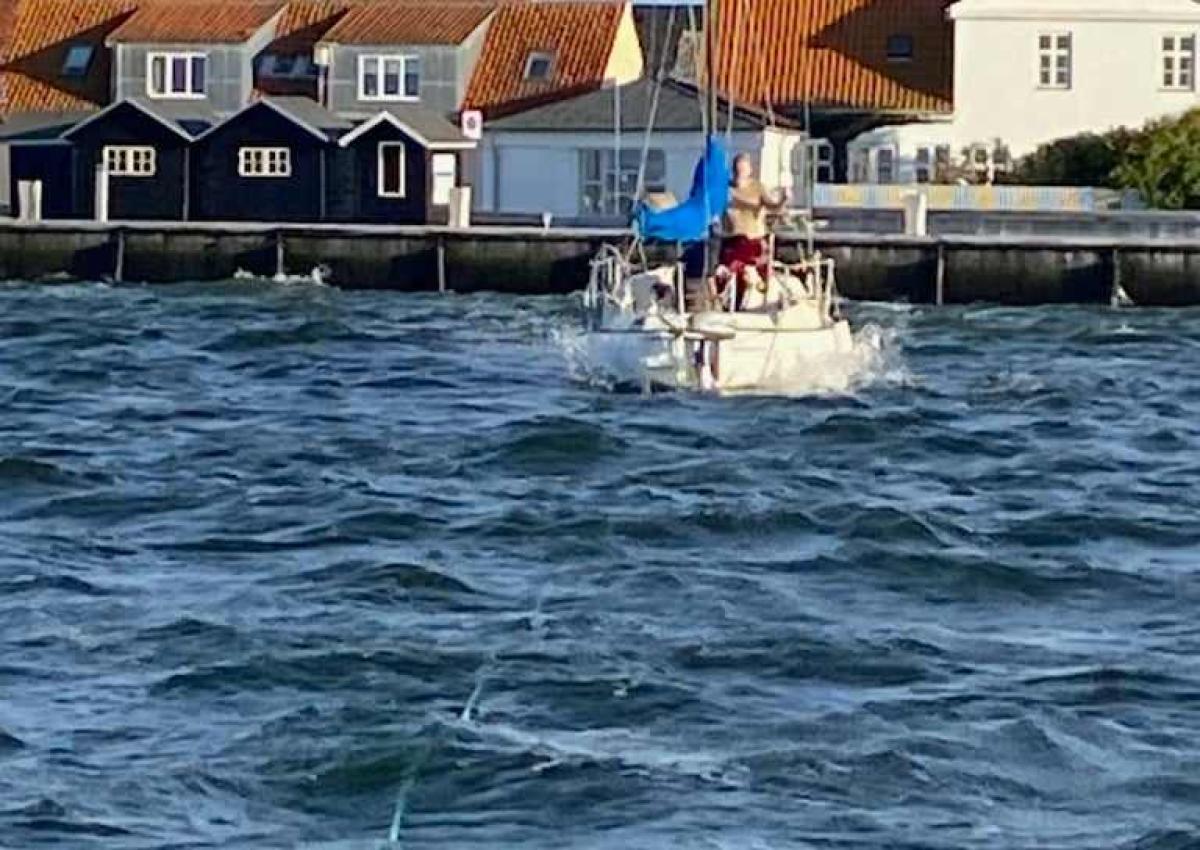 Mindre sejlbåd med motorproblemer