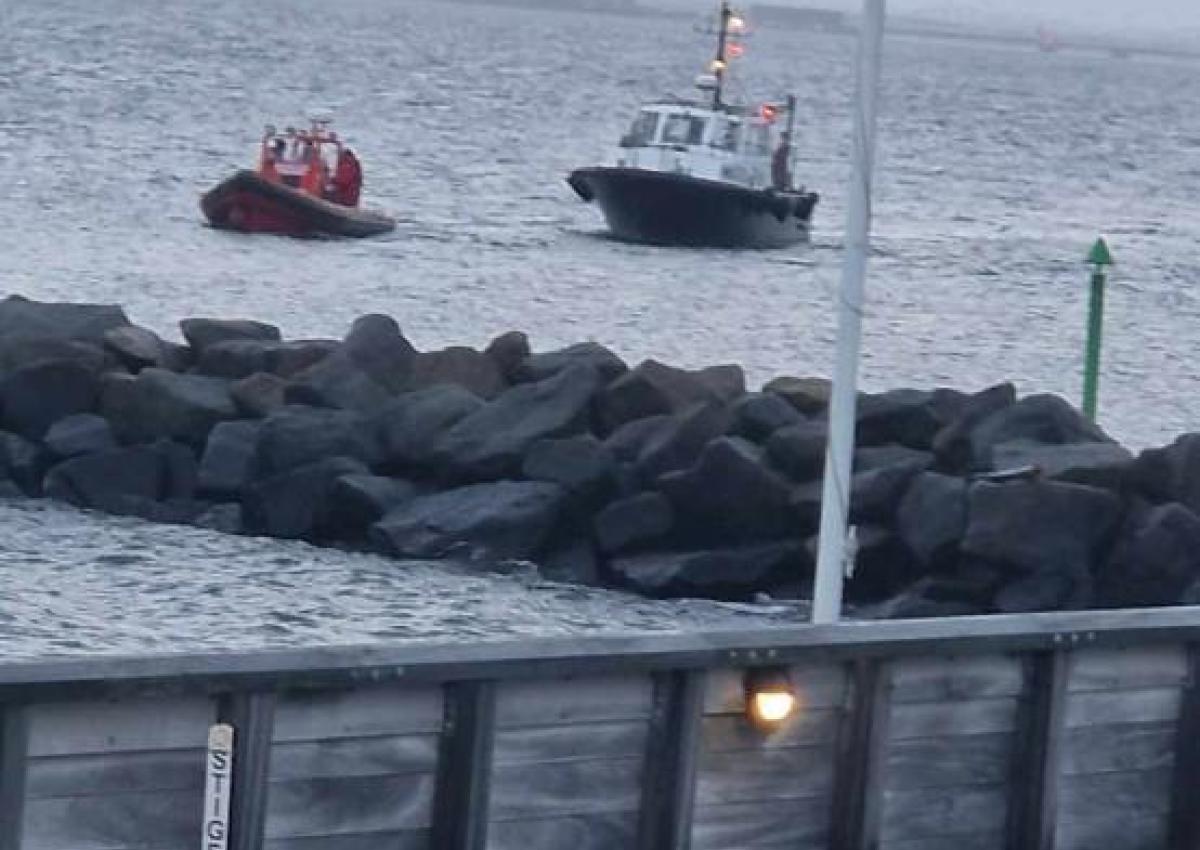 Rescue Friff bugserer lodsbåden i havn