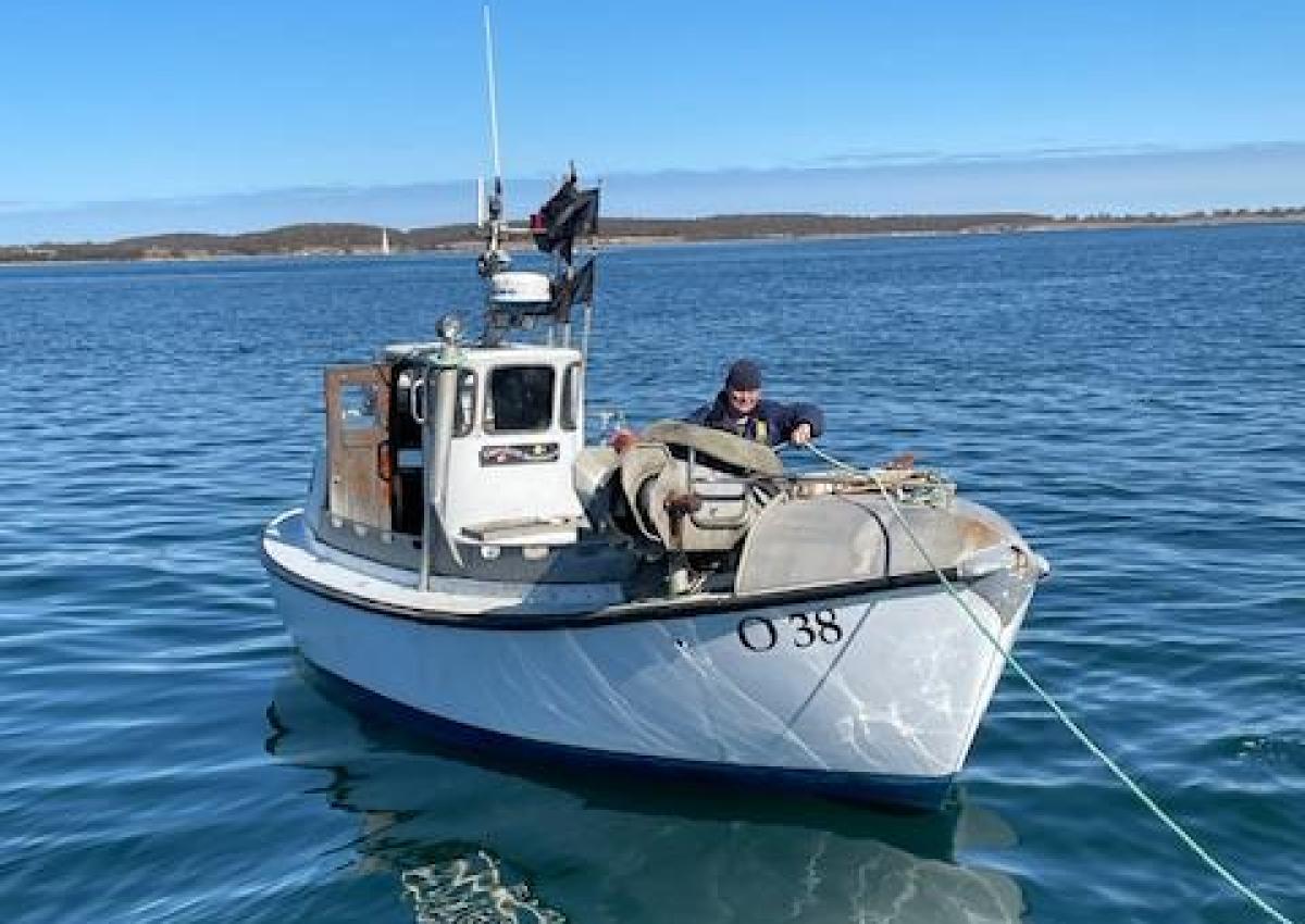 Fiskebåd med motorstop Ringer direkte til vagttelefonen, båden ligger ½ sm uden for havnen, fint vejr båden bliver trukket tik Kerteminde Fiskerihavn