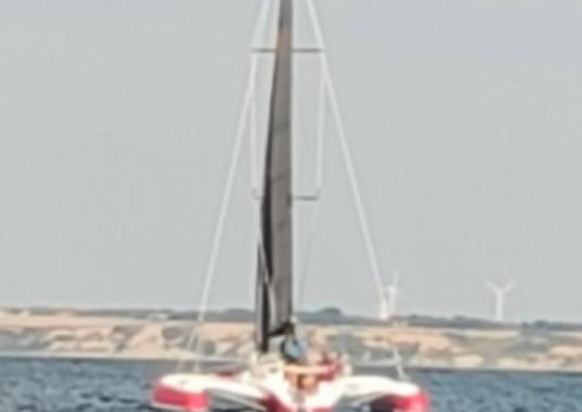 Trimaran med motorproblemer