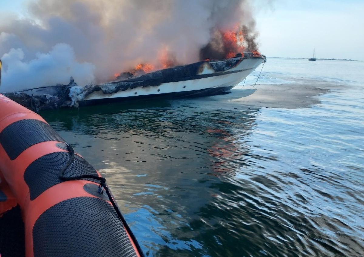 Brændende båd