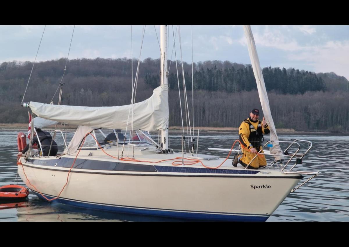 Grønt udkald , sejlbåd på grund ud for Træskohage fyr.