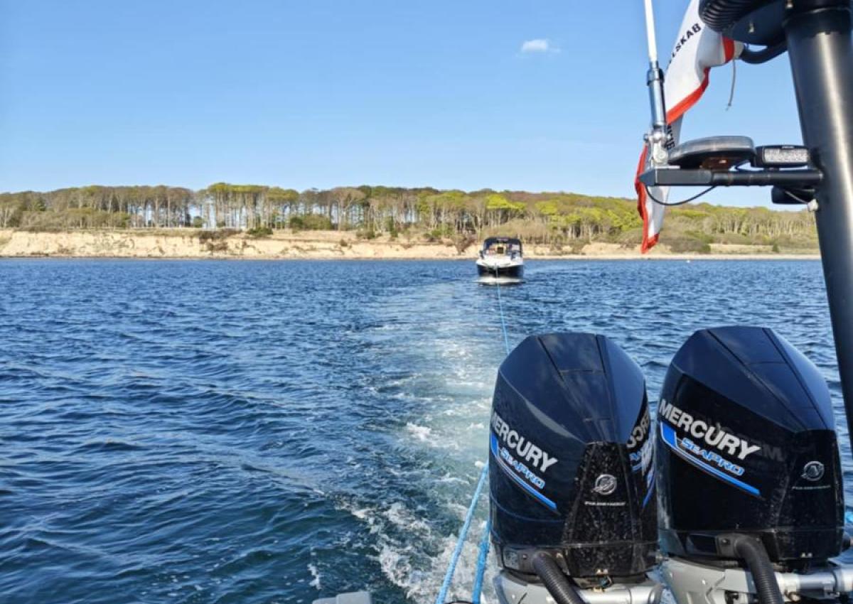 25fods motorbåd med motorstop ved den grønne bøje uden for fyret ved Æbelø