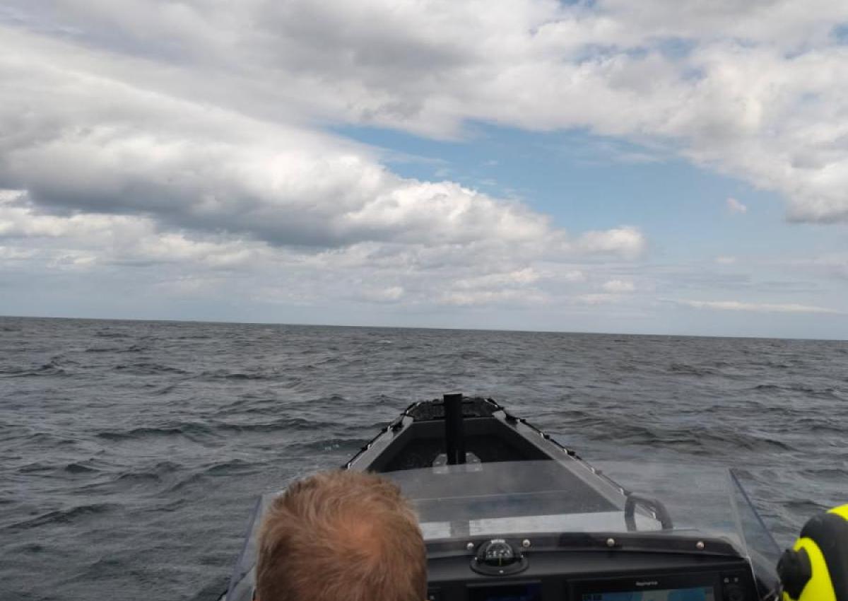Gummibåd med 4 driver til havs ved Mørkholt hage