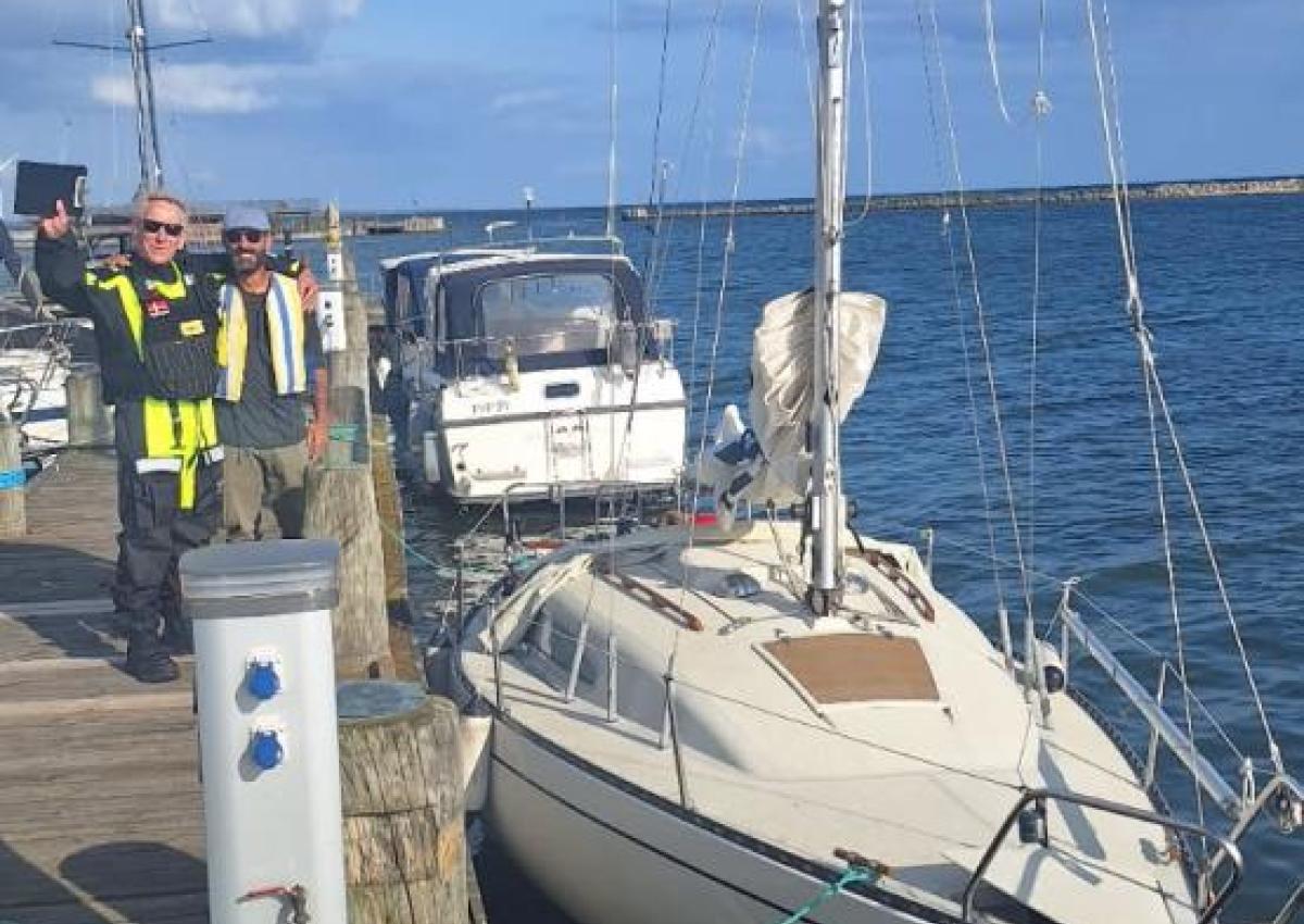 sejlbåd med motorskade