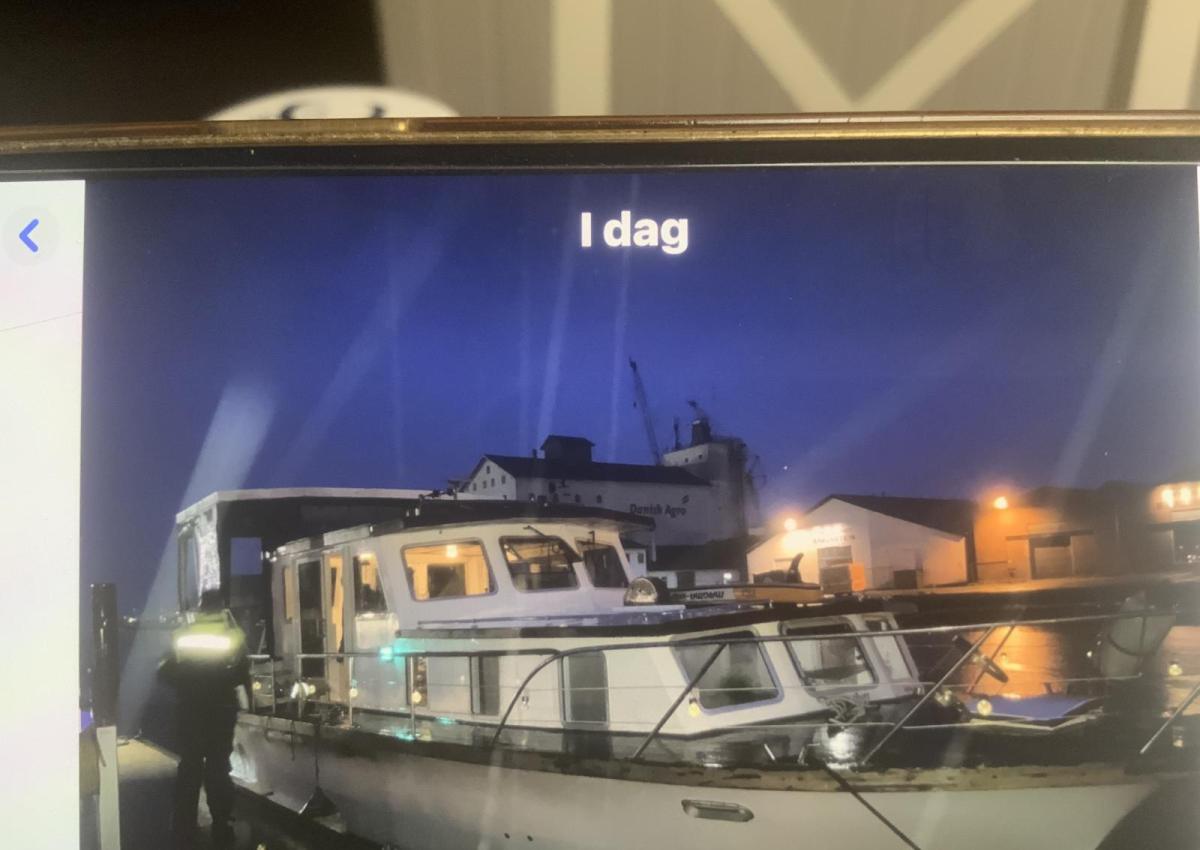 Stor motorbåd med motorskade på 2 motorer