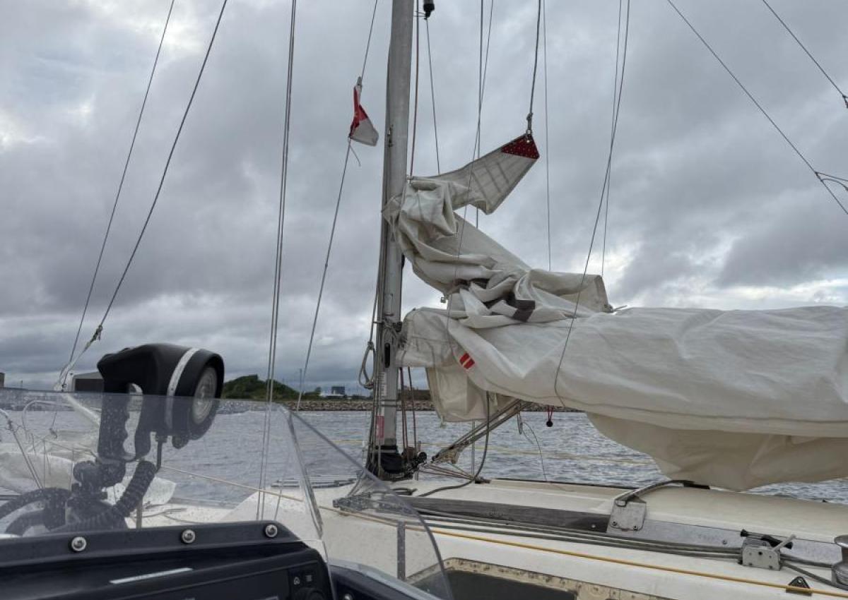 Rescue Njord har en mindre sejlbaad ved siden