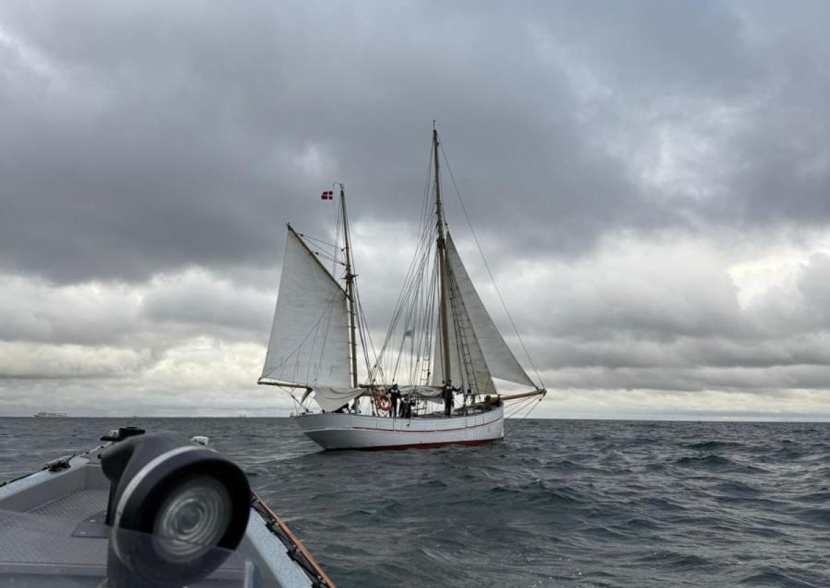 18m sejlskib med sejl op, Rescue Njord sejler til dem