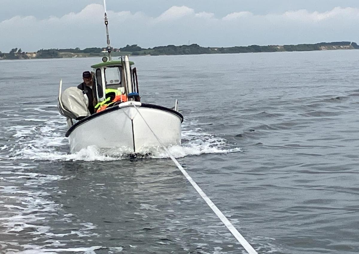 Fiskejolle med beskadiget skruetøj efter grundstødning, slæbt til Gyldendal