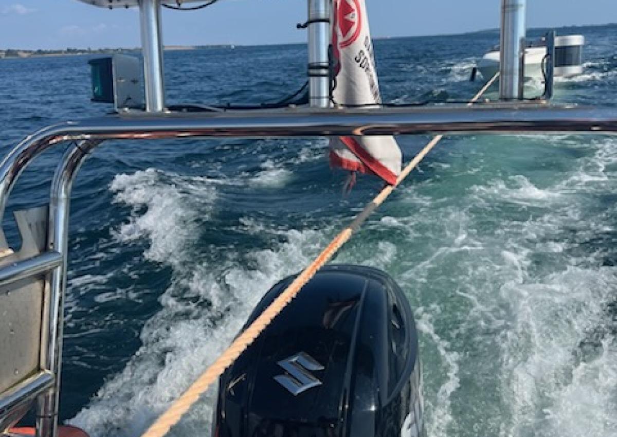 Speedbåd på slæb.