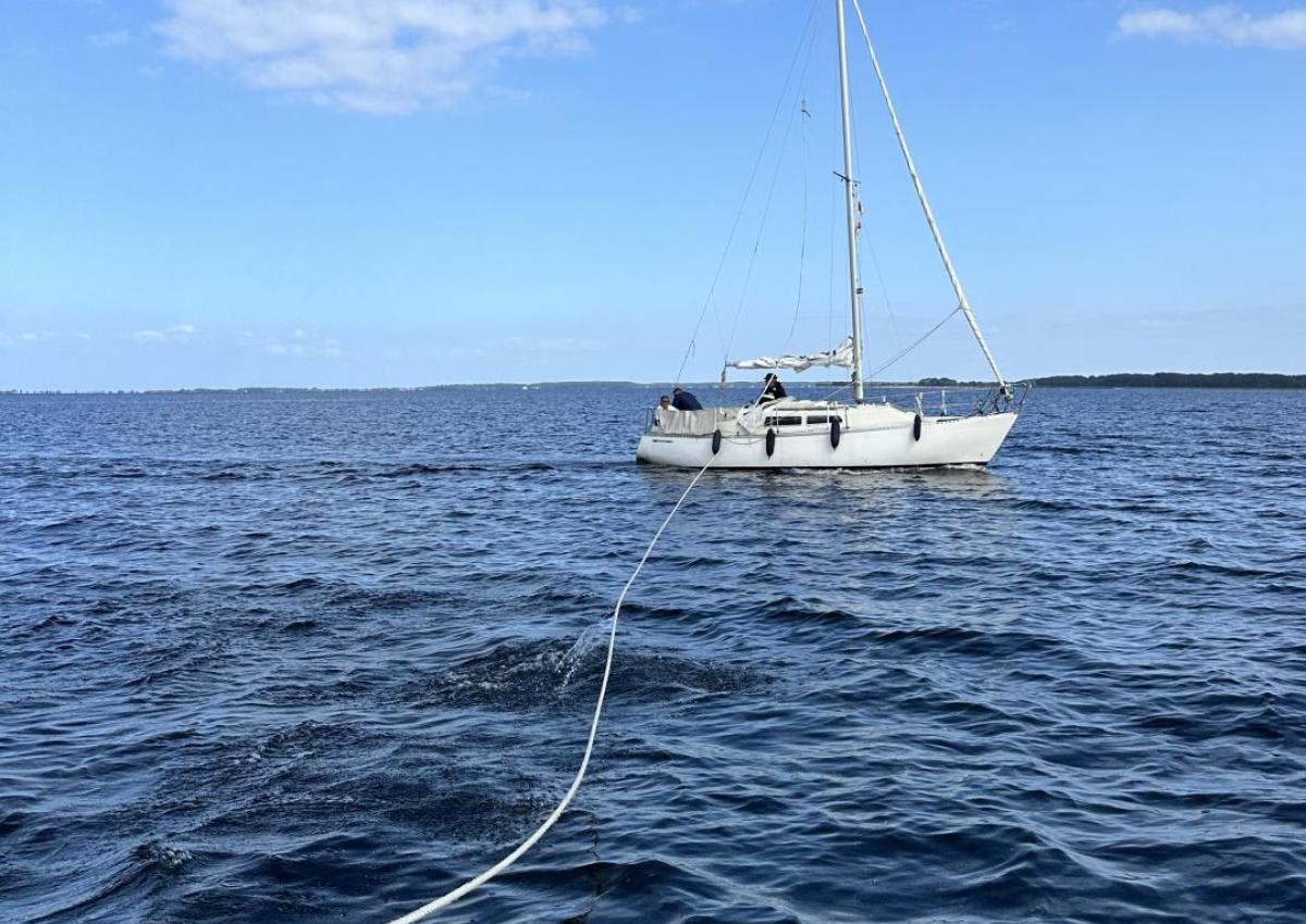 Sejlbåd grundstøt ved Askø