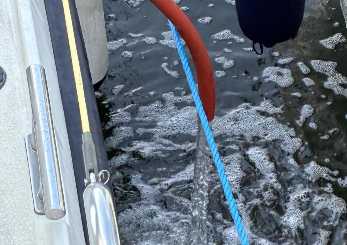 motorbåd tager vand ind under sejlads