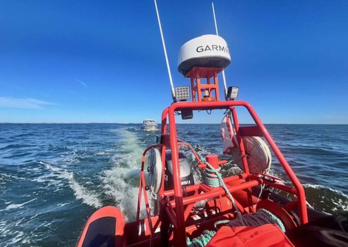 Frigg trækker en motorbåd til Fur