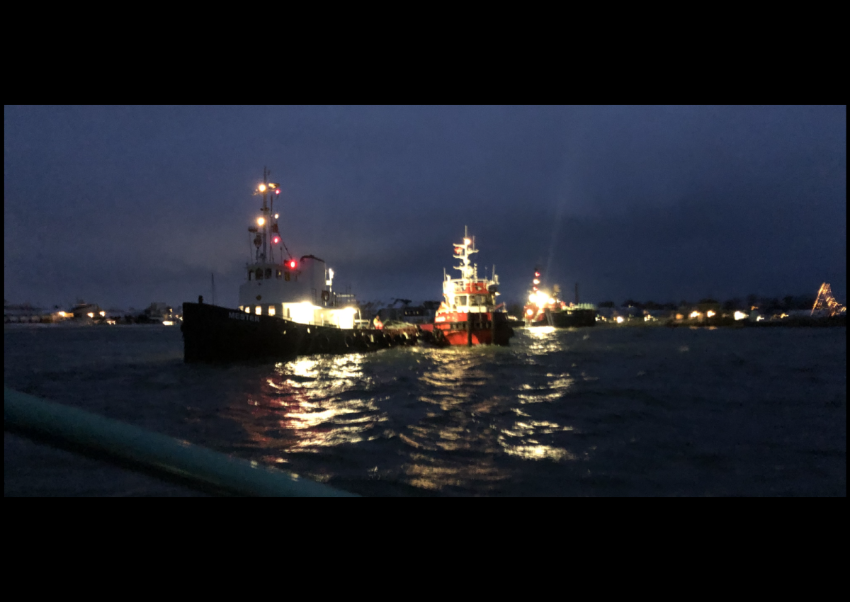 2 slæbebåde forsøger at vriste Vera 2 fri fra sandbanken