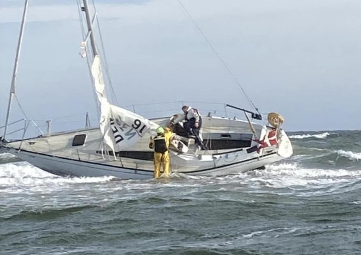 32 fods sejlbåd hænger på Bjørnsknude rev
