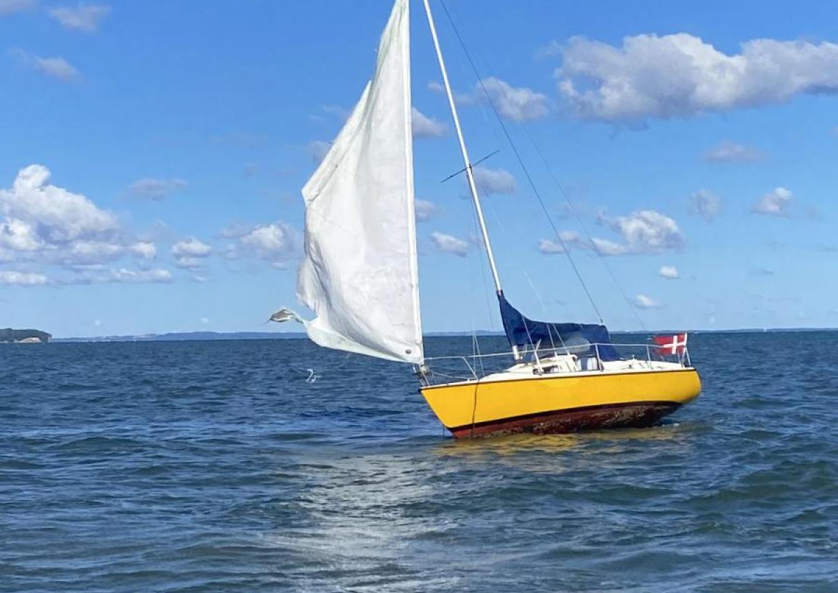 Sejlbåd på lavt vand