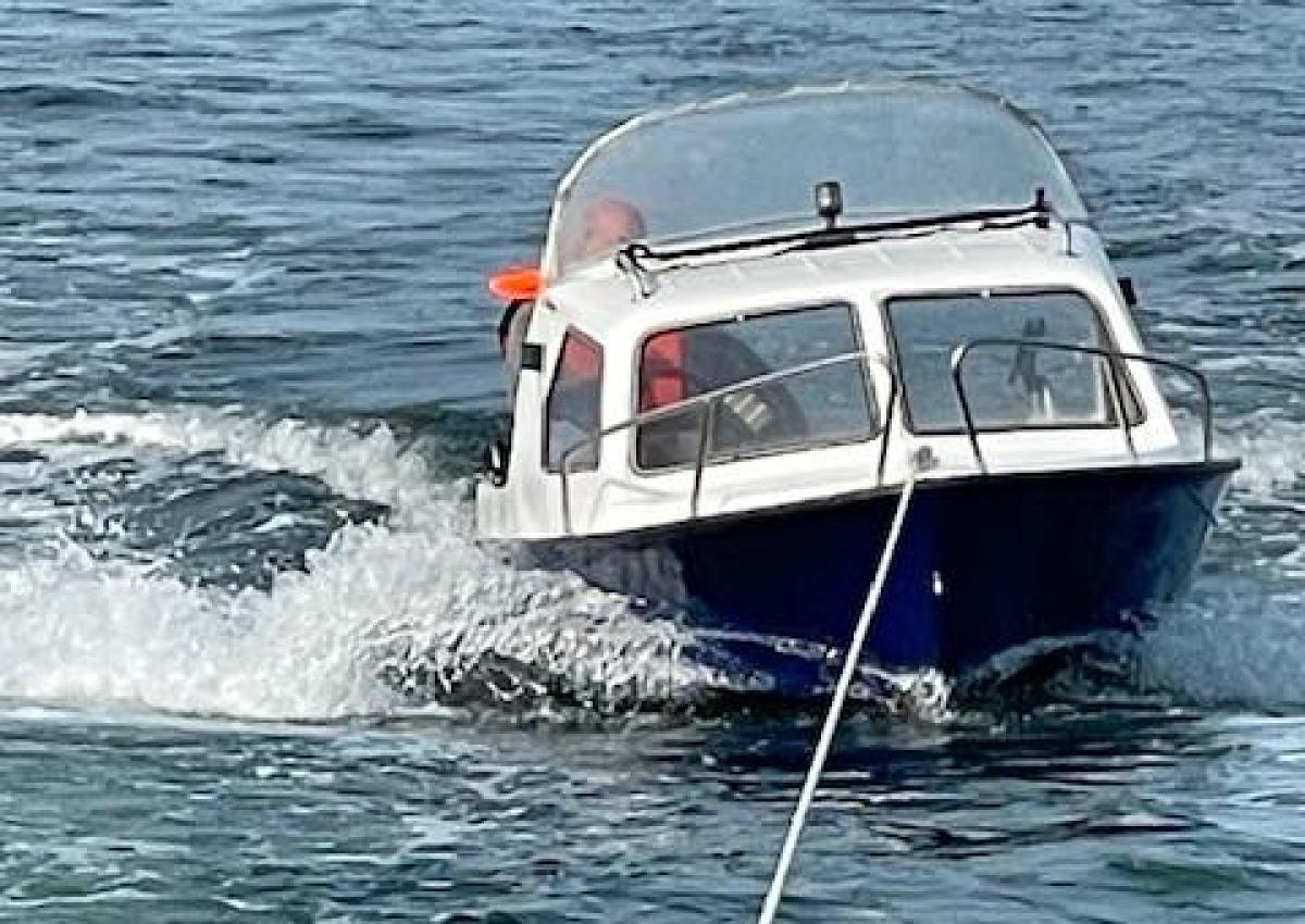 Ejer ønsker båden bugseret til Boels Bro, men her er ikke dybt nok til Rescue Ida, så vi må bugsere til Bregnør Fiskeleje opretter "Søassistansen" på ejer´s mobil