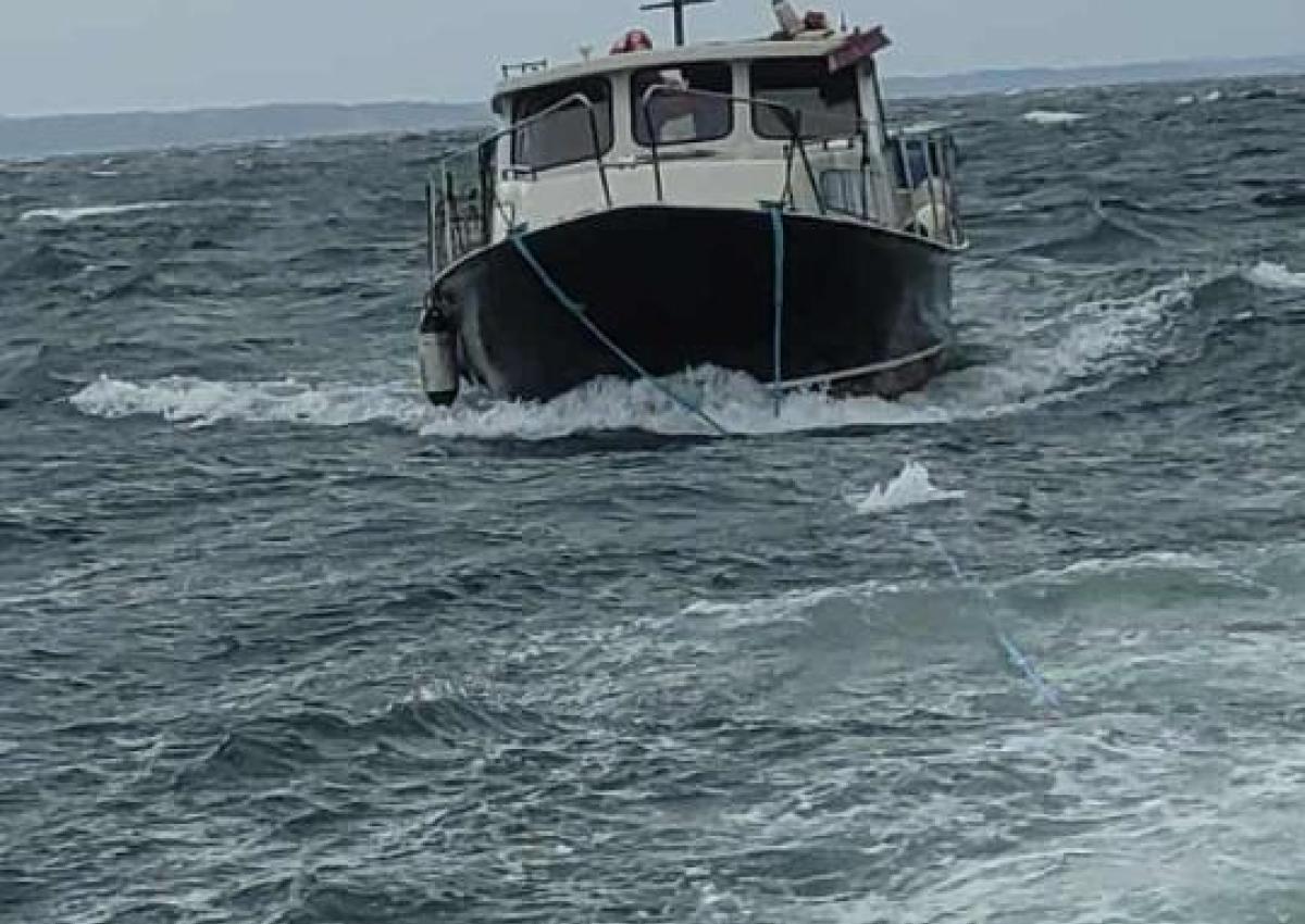 27 fod motorbåd i problemer