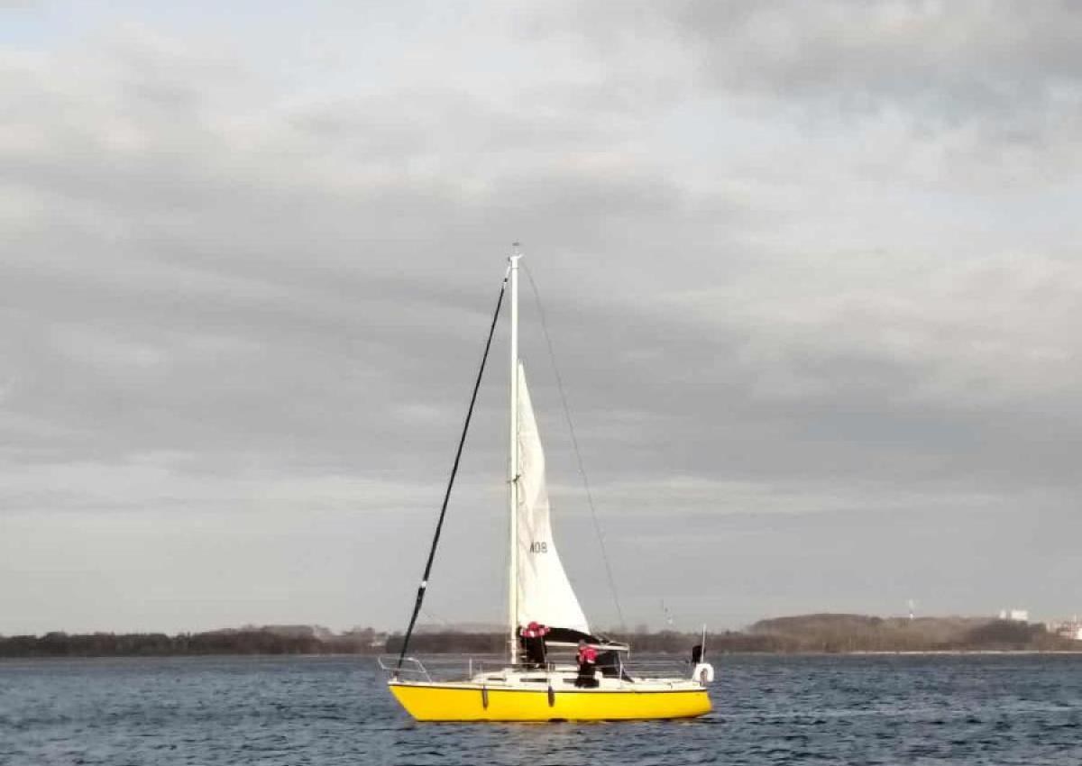 sejlbåd med motorsvigt lige uden for havneindløbet.