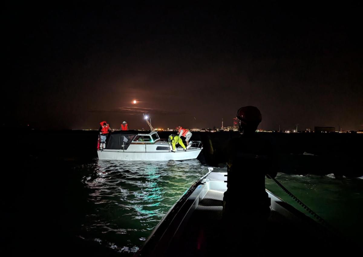 En motorbåd er i nattens mørke grundstødt på en stensætning, Rescue Njord belyser