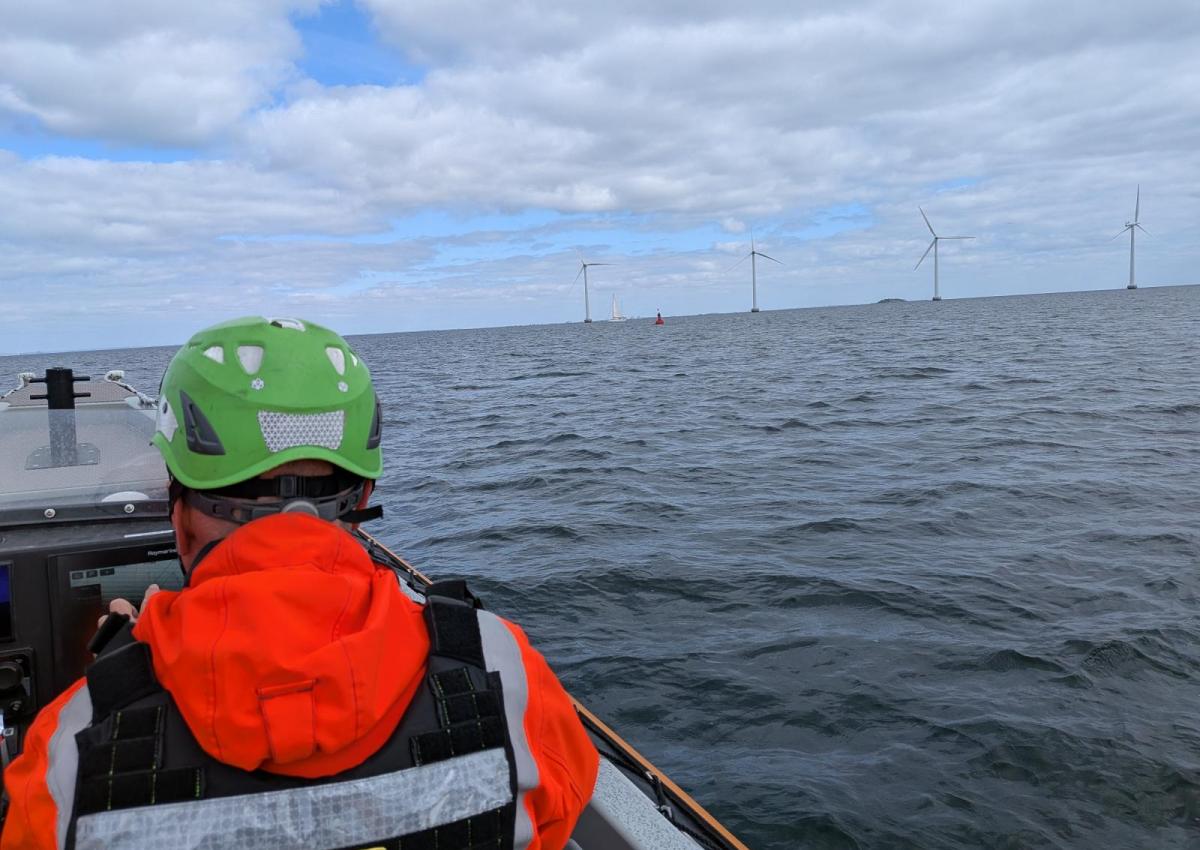 Rescue Njord sejler til en sejlbåd, vindermøller i baggrund