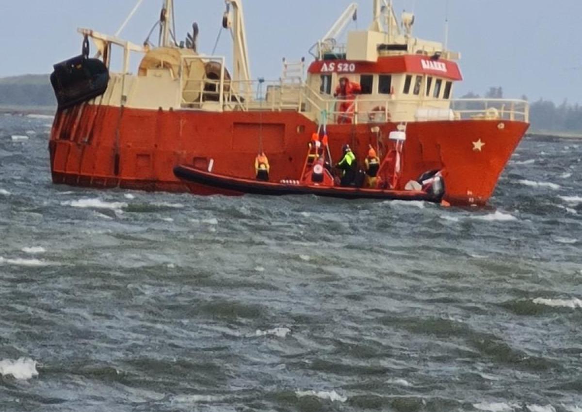 Fiskerbåd grundstødt ved Løgstør Havn