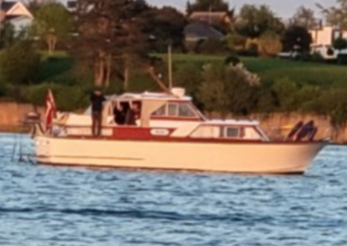 Storebro 34 fod motorbåd på grund ved Frederikssund havn. Båden blev trukket fri og kunne selv sejle videre.