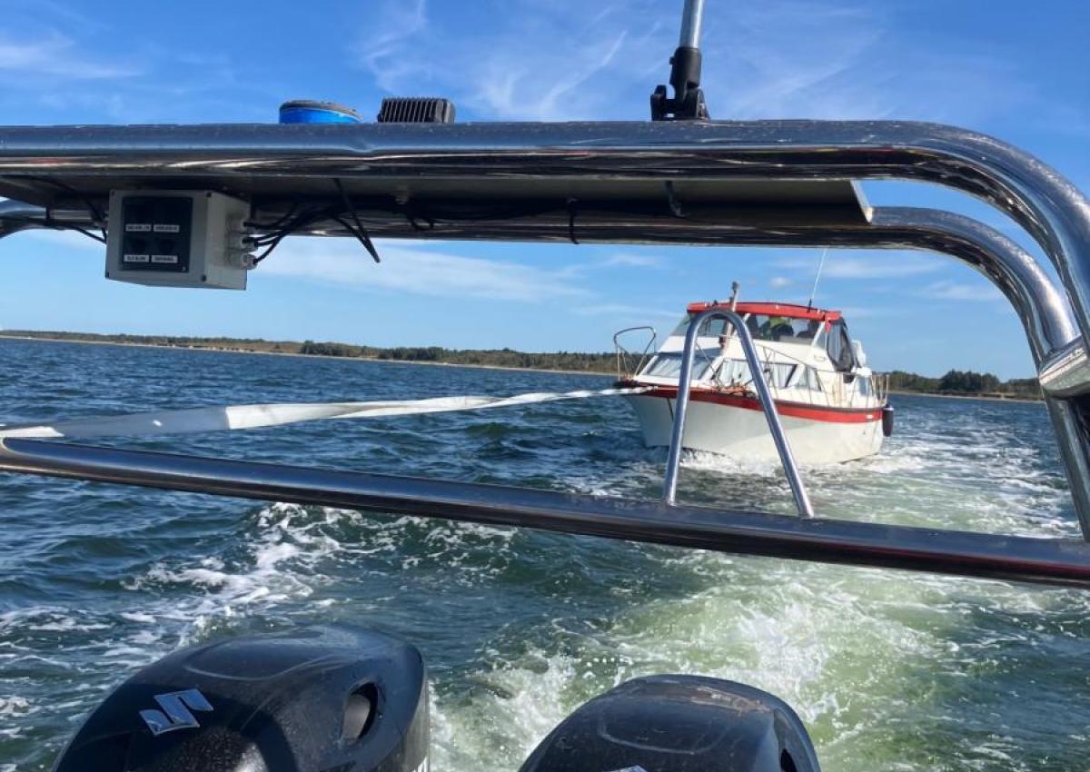 Motorbåd først baglæns fri - Derefter forlæns på slæb til Struer