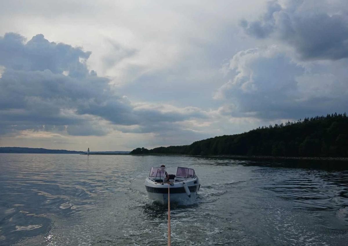 Lille speedbåd med motorproblemer i Vejle fjord
