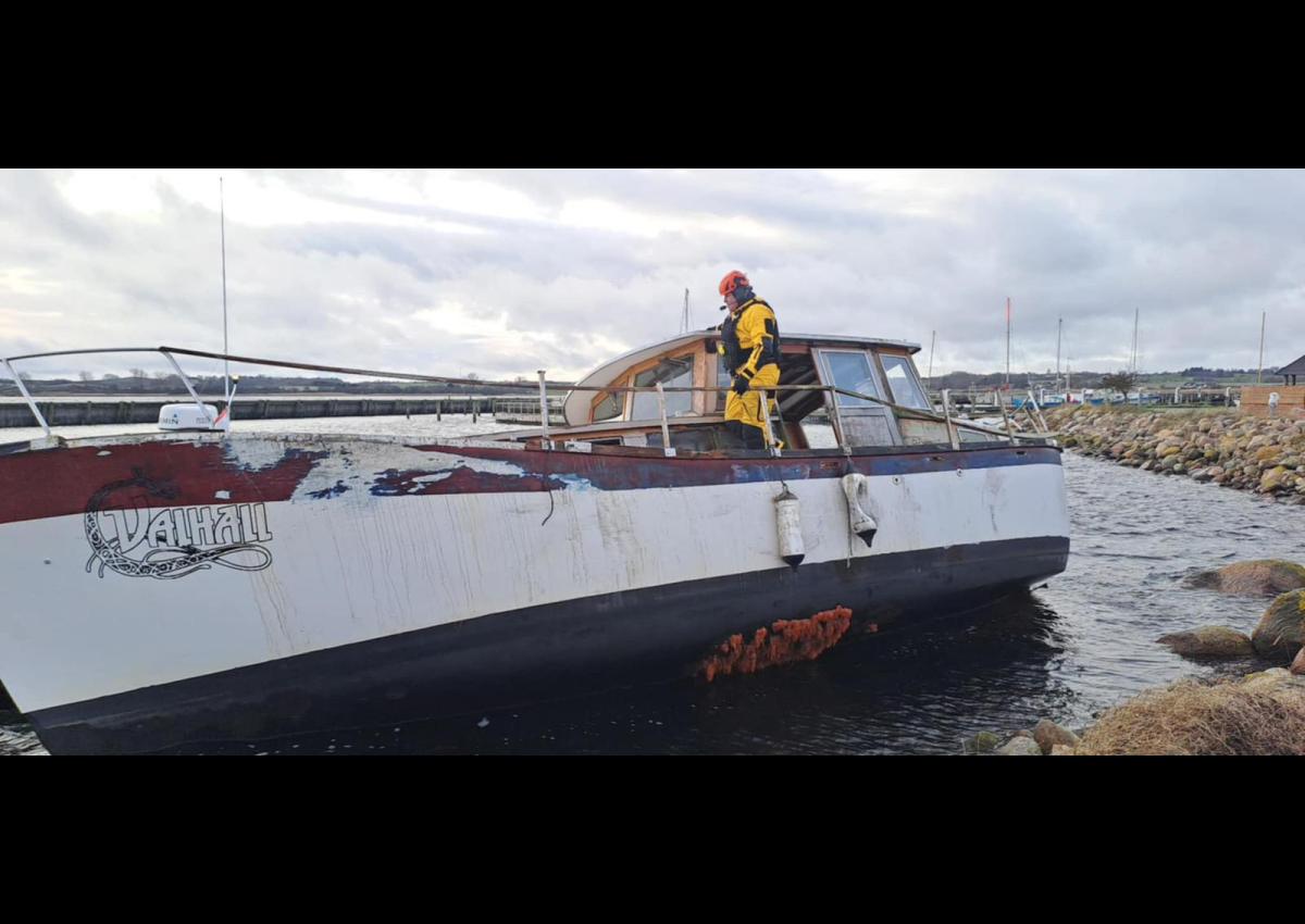 Grundstødt båd under fritrækning