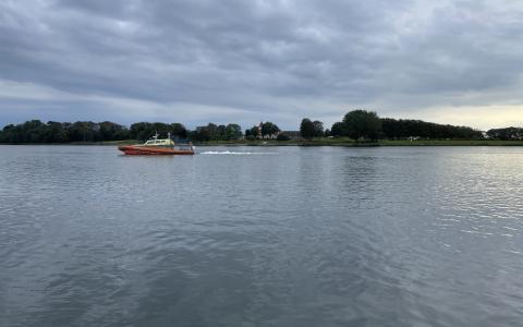 Ærø SAR forsøger slæb af Nimbus 4000, der ligger næsten oppe på stranden.