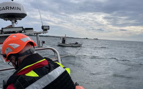 Slæb af fiskerjolle gøres klar.