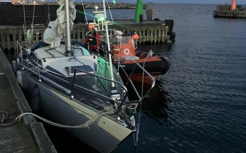 Sejlbåd bugseret til nødhavn i Rødvig