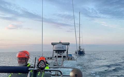 Bugsering af sejlbåd til Klintholm Havn