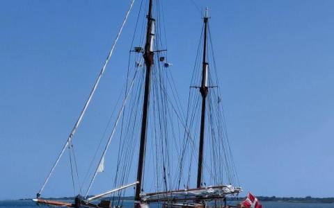80 fods tomastet galease grundstødt ved indsejlingen til Endelave havn