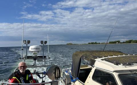 Læk motorbåd under bugsering til Guldborg havn