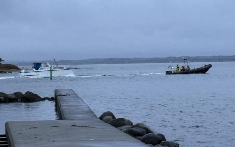 Motorbåd slæbt til Struer Havn