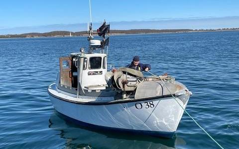 Fiskebåd med motorstop Ringer direkte til vagttelefonen, båden ligger ½ sm uden for havnen, fint vejr båden bliver trukket tik Kerteminde Fiskerihavn