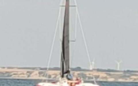 Trimaran med motorproblemer