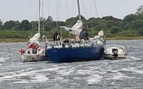 44 fods stålbåd på grund