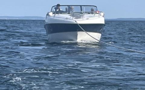 Motorbåd under bugsering