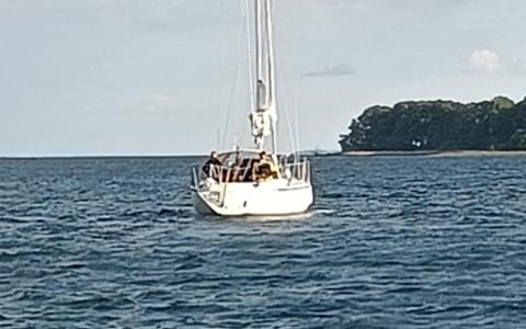 Dehler 34 fods sejlbåd grundstødt ved Snaptun havn