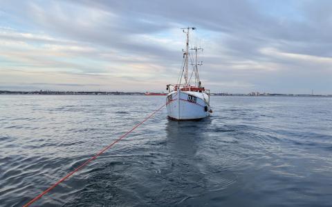 20 ton fiskekutter bugseres til Helsingør