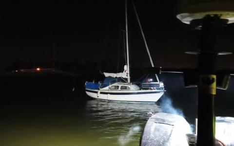 Havaristen bliver slæbt ind i havnen