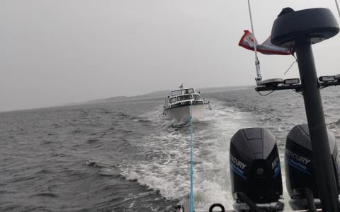 27 fods motorbåd med motorstop ved Borre knob