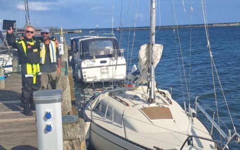 sejlbåd med motorskade