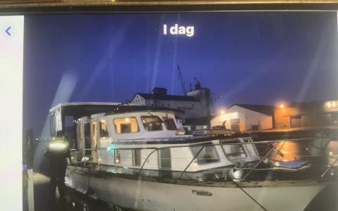 Stor motorbåd med motorskade på 2 motorer